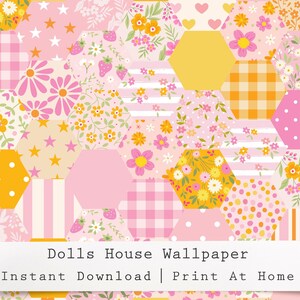 Peut inclure: Un motif patchwork coloré avec des motifs hexagonaux. Le design présente des motifs floraux, vichy et à pois dans des tons de rose, de jaune et de blanc. Des fraises, des étoiles et des cœurs sont également inclus. Le texte en bas indique "Dolls House Wallpaper | Instant Download | Print At Home."