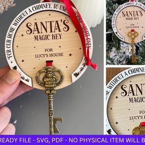 Könnte beinhalten: Ein hölzerner Weihnachtsanhänger in Form eines Schlüssels mit einer Santa Claus Figur am Schlüsselloch. Der Anhänger ist mit dem Text "Santa's Magic Key" und "For Lucy's House" verziert.