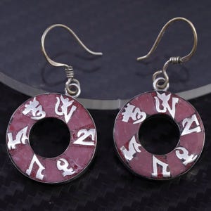Boucles d'oreilles tibétaines Om Mani Padme Hum vintage faites main en argent sterling 925 avec incrustation de jaspe rouge, estampées 925