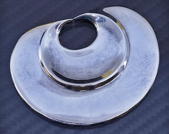 MMA FFB Sterling silver 925 huge oval shell shaped ribbed pendant, Metropolitan Museum of Art. stamped sterling 925 MMA