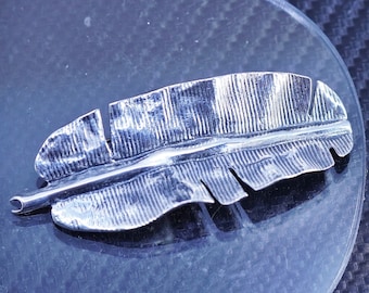 Duża broszka Mignon Faget ze srebra próby 925 w kształcie liścia bananowca 2,7" OS586, wytłoczona Mignonette Faget sterling