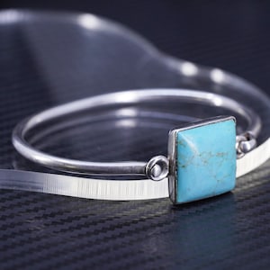17 cm, armband i vintage mexikanskt sterlingsilver 925 med gångjärn, armband med fyrkantig turkos inläggning, stämplat 925