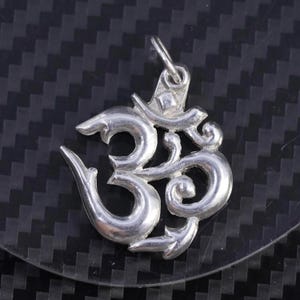 Colgante vintage de plata de ley 925 hecho a mano con la etiqueta Om Aum, estampado 925