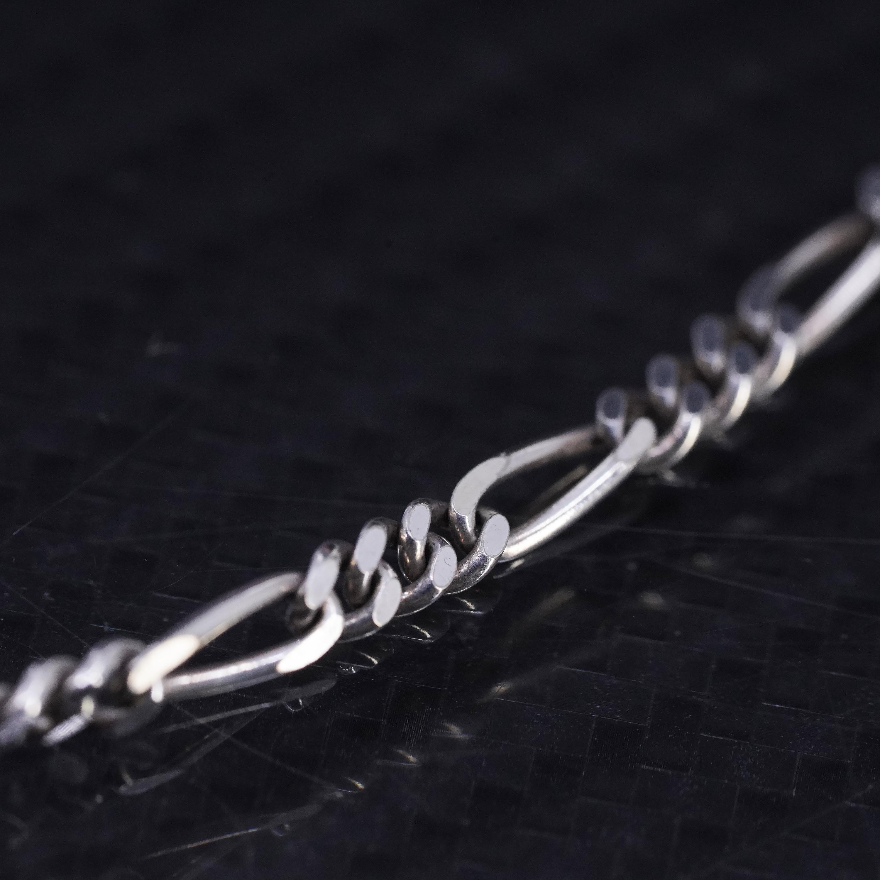 Scatola in argento (925/1000) di forma triangolare stondata, con