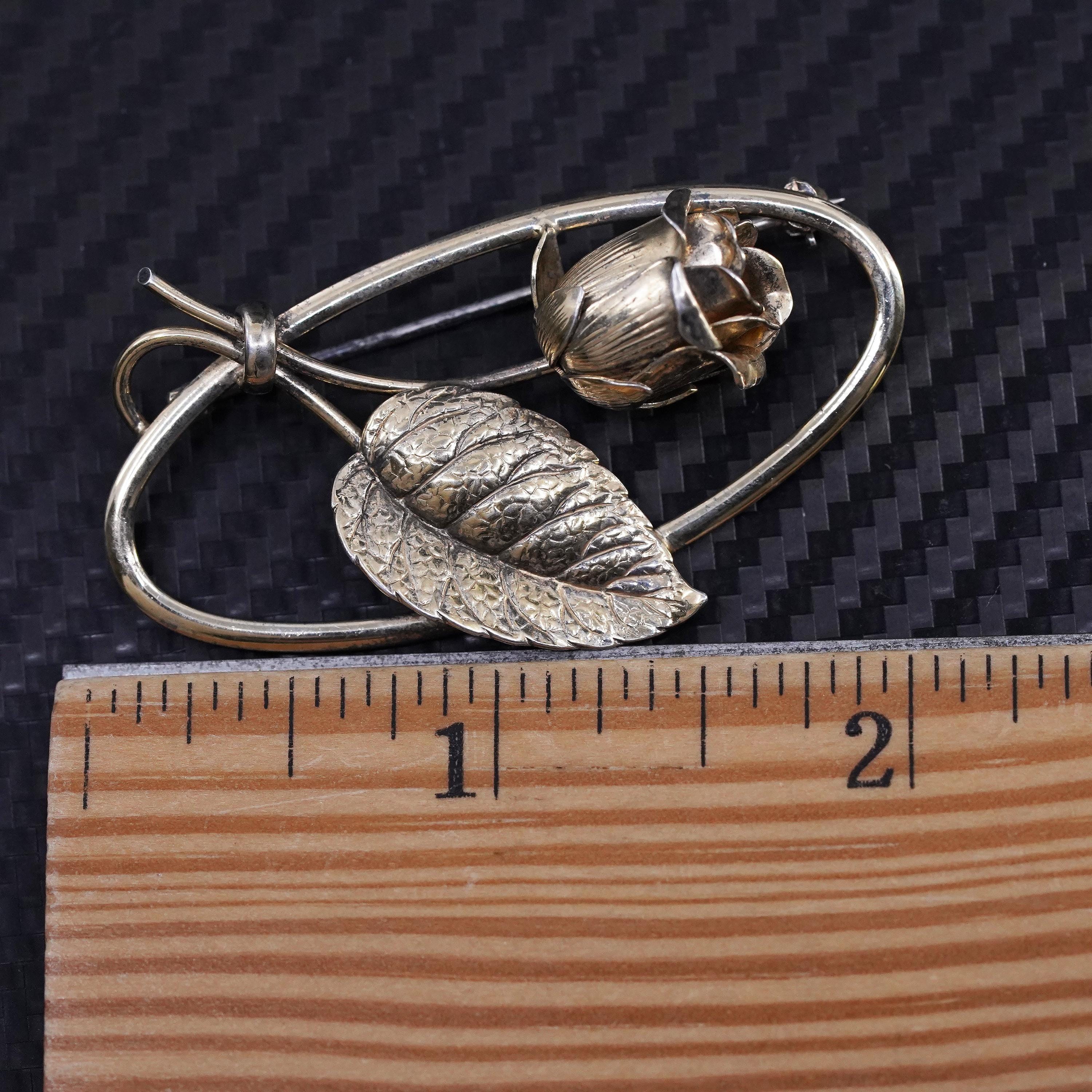 Broche feuillagée ajourée en or jaune 18K (750/oo) agrémentée de petits