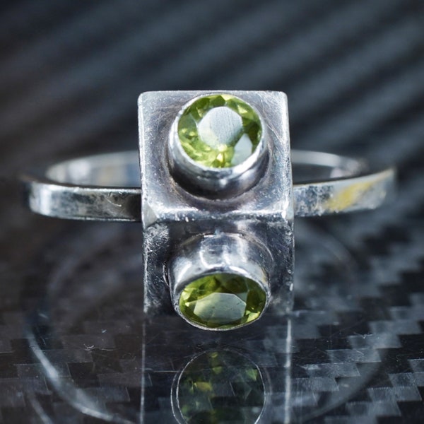 Size 4.5, vintage modern sterling silver 925 handmade band ring with peridot, silver tested