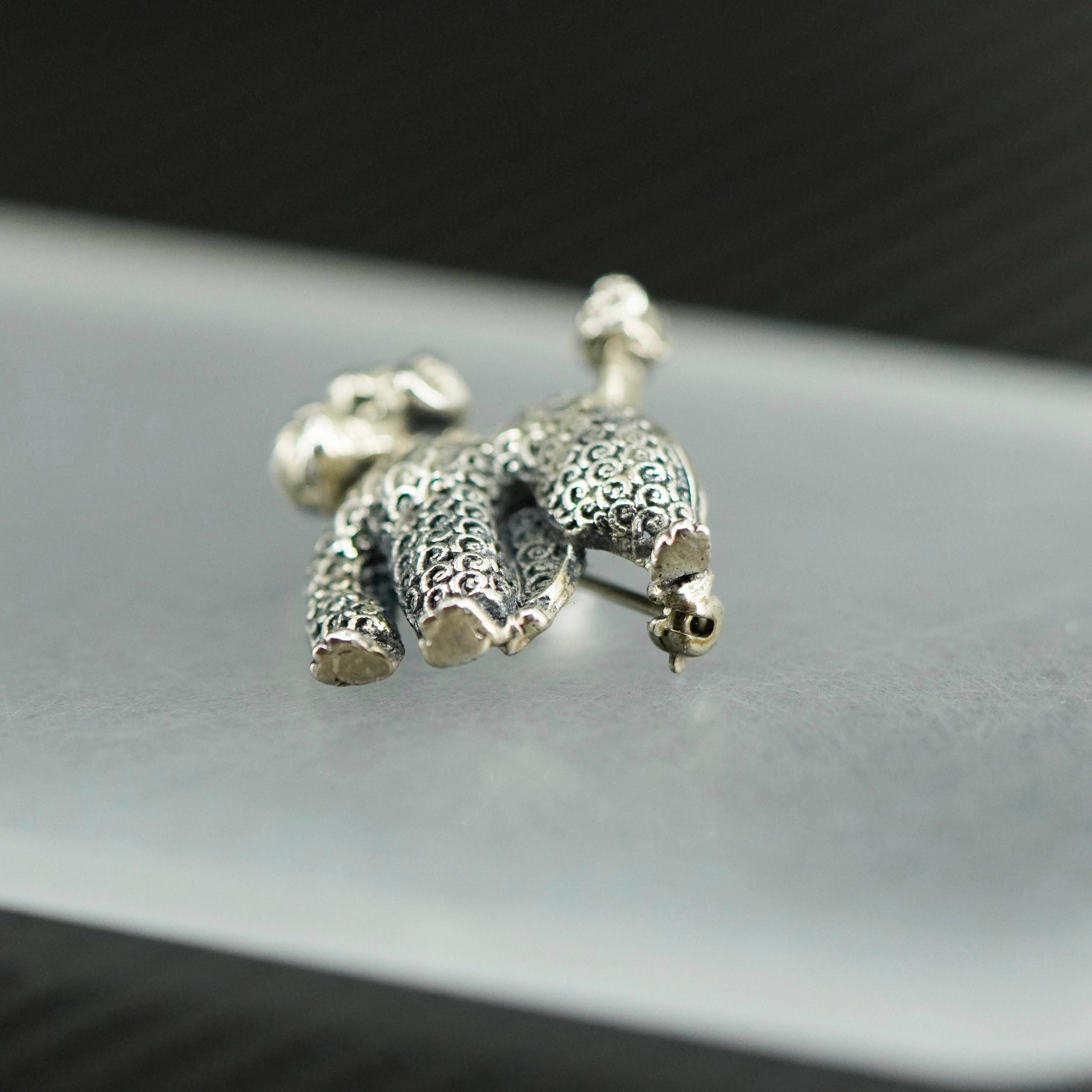 Broche Ancienne En Argent Massif - Chien Caniche Anglais - Pierre Grenat Almandin - Occasion