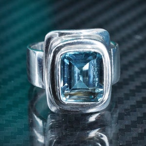 Maat 8.25, vintage Sajen sterling zilver 925 handgemaakte ring met blauwe topaas, gestempeld 925 Sajen