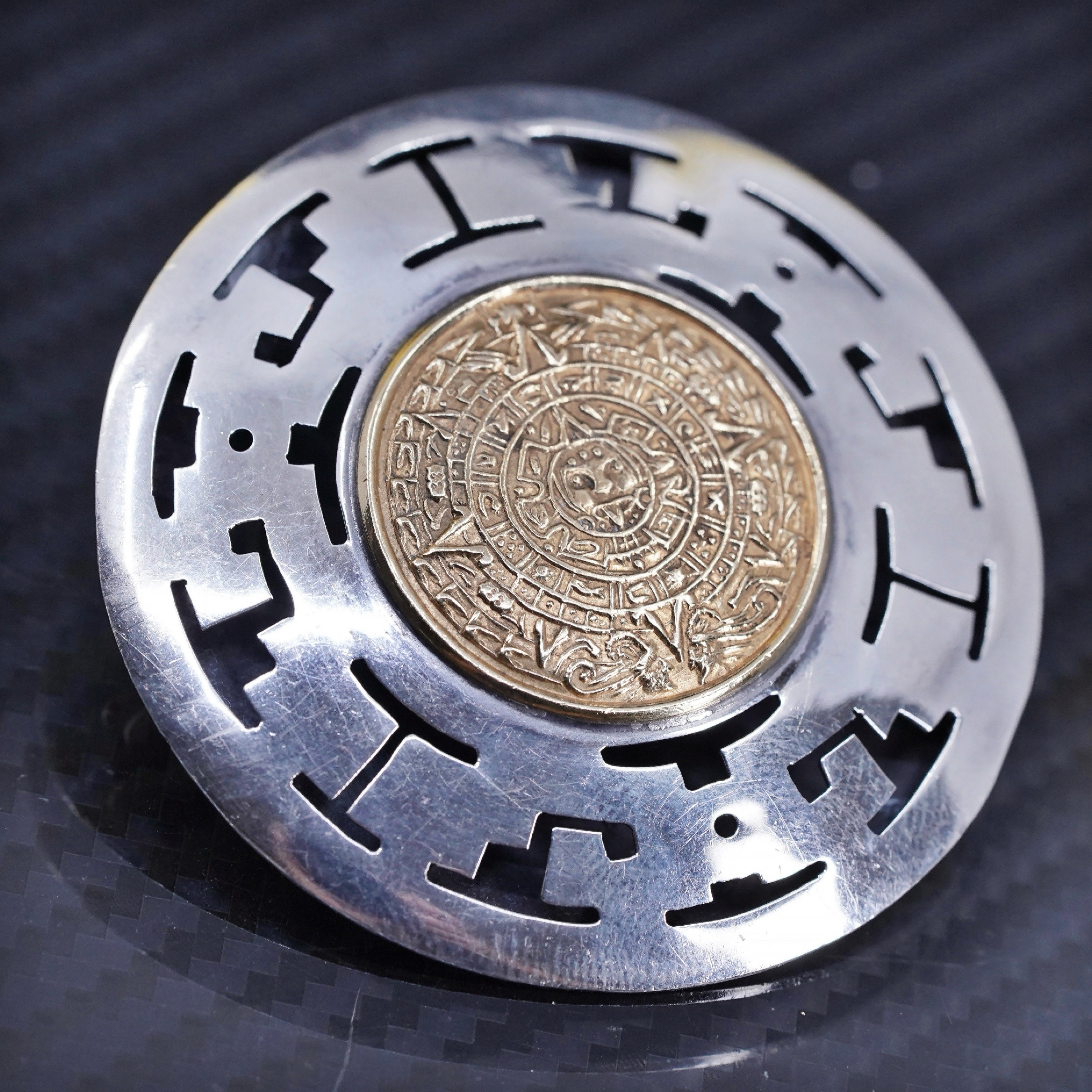 Broche Vintage Argentée Années 70, Style Maya émaillée – Perruche – Émail Avec Quelques Usures
