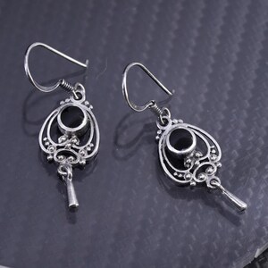Kolczyki ze srebra próby 925, ręcznie robione, z onyksową intarsją i łezkowatymi zawieszkami, ze stemplem 925
