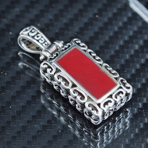Colgante rectangular vintage de plata de ley 925 hecho a mano en filigrana con incrustaciones de resina roja y marcasita, estampado 925