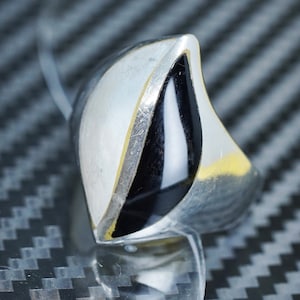 Size 7, vintage sterling silver 925 band ring with mother of pearl and onyx inlay, stamped 925