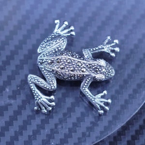 Vintage sterling silver handmade brooch, 925 frog pendant with marcasite, stamped 925