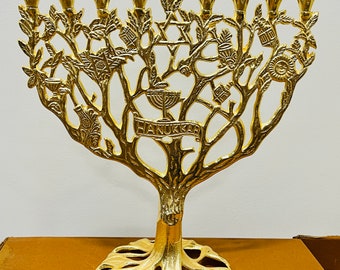 I classici candelabri Menorah a 9 candele, la Menorah ebraica tradizionale reale e le tazze per l'olio sono gratuiti