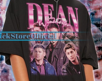Puede incluir: Camiseta negra con un estampado gráfico rosa y blanco de Dean Winchester de la serie de televisión Supernatural. El gráfico presenta un collage de imágenes de Dean Winchester y el texto "Dean Winchester".