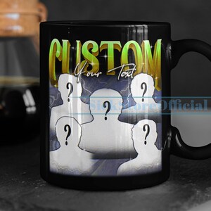 Könnte beinhalten: Schwarze 312g-Tasse mit dem Wort "CUSTOM" in goldener und grüner Schrift. Die Tasse hat ein Design aus weißen Silhouetten mit Fragezeichen und dem Text "Your Text". Die Tasse hat einen schwarzen Griff.