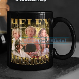 Op de afbeelding: Zwarte 11 oz mok met een collage van afbeeldingen van Helen Mirren met de naam "HELEN MIRREN" in gouden letters. De mok heeft een zwart handvat en een zwart interieur. De mok staat op een donkergrijze ondergrond.