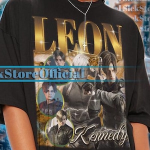 Könnte beinhalten: Schwarzes, übergroßes T-Shirt mit einem goldenen "LEON"-Motiv und Charakterbildern. Das Wort "Kennedy" ist darunter gedruckt. Das T-Shirt wird von einer Person getragen. Das Model trägt Größe 2XL.