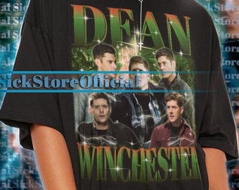 Puede incluir: Camiseta negra con un estampado gráfico de las palabras "Dean Winchester" en letras verdes y amarillas. El gráfico también presenta cuatro hombres en un estilo collage.