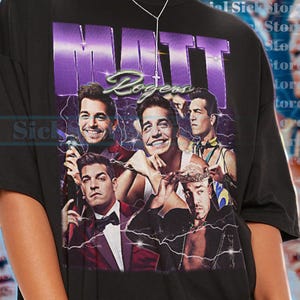 Peut inclure: T-shirt unisexe noir avec un graphisme d'un groupe d'hommes et le nom "MATT Rogers" en lettres violettes. Le design comprend des éclairs et une esthétique vintage.