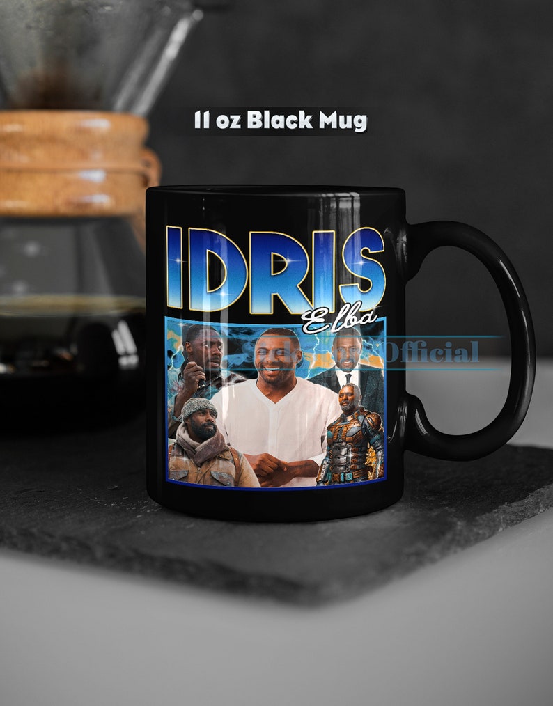 Puede incluir: Taza de cer&aacute;mica negra con un collage de im&aacute;genes de Idris Elba. La taza tiene el texto "Idris Elba" en letras azules en la parte delantera.