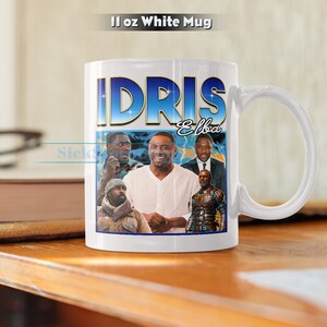 Puede incluir: Taza de cer&aacute;mica blanca con un gr&aacute;fico de Idris Elba en un collage de diferentes fotos. La taza tiene un asa negra y dice "Idris Elba" en letras azules y blancas.