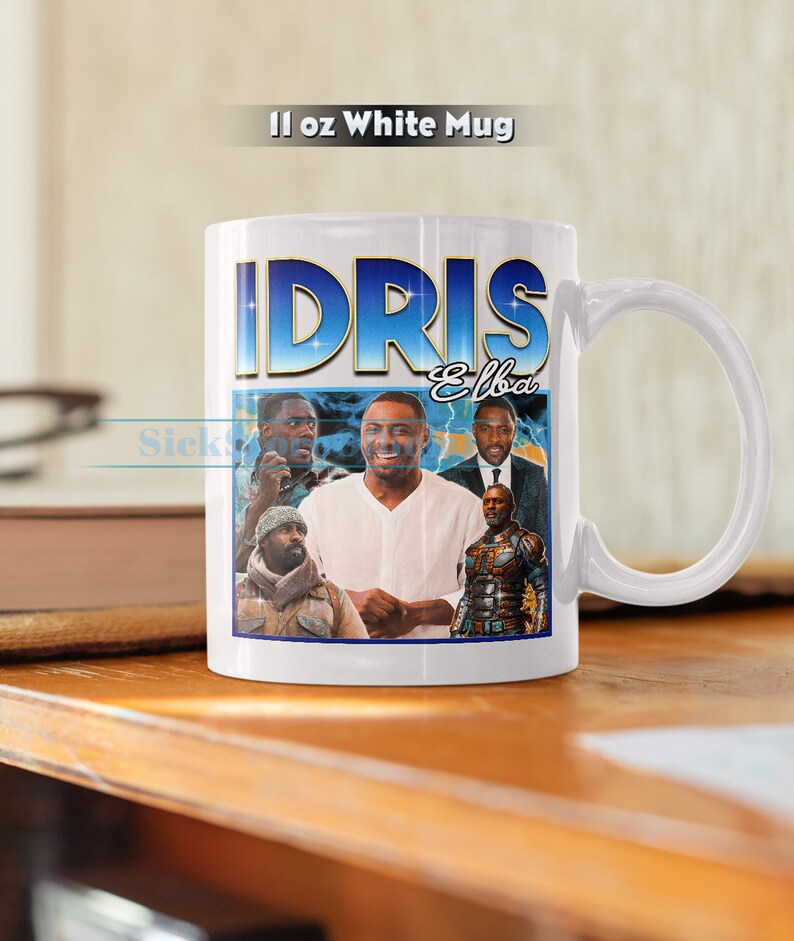 Puede incluir: Taza de cer&aacute;mica blanca con un gr&aacute;fico de Idris Elba en un collage de diferentes fotos. La taza tiene un asa negra y dice "Idris Elba" en letras azules y blancas.