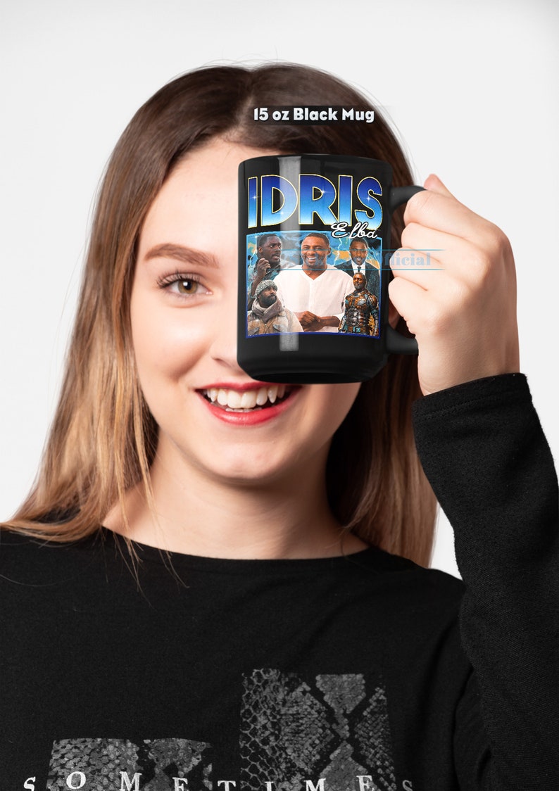Puede incluir: Una taza negra de 15 onzas con un gr&aacute;fico de Idris Elba y el texto "Idris Elba".