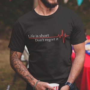 La vie est courte T-shirt unisexe : citation positive, t-shirt santé mentale