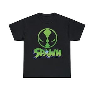 Puede incluir: Camiseta negra con un logotipo de Spawn verde y blanco y la palabra "Spawn" en letras verdes y blancas.