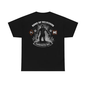 Peut inclure: T-shirt noir avec un motif blanc représentant une grande créature poilue debout dans une forêt. Le motif comprend le texte "Sons of Believers", "1%", "MC" et "Yosemite Div."