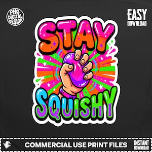 Może przedstawiać: Kolorowy projekt graficzny z napisem "STAY SQUISHY" w literach bąbelkowych. Ręka ściska fioletową piłkę antystresową na żywym tle w kolorze różowym, pomarańczowym, zielonym i niebieskim. Projekt to nadruk cyfrowy.