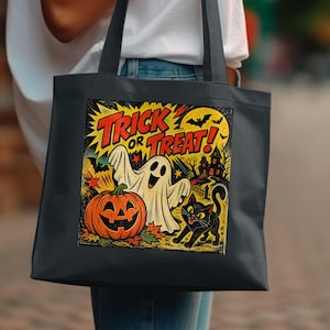 Könnte beinhalten: Eine schwarze Tragetasche mit einem farbenfrohen Grafikdruck und dem Text "TRICK OR TREAT!" in fetten roten Buchstaben. Die Abbildung zeigt ein weißes Gespenst, einen orangefarbenen Kürbis, eine schwarze Katze, Fledermäuse und ein Spukhaus.