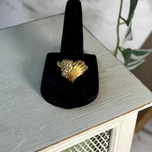 Vintage 1994 Avon Scalloped Heart Ring Ridged Gold Tone with Rhinestones Size 10