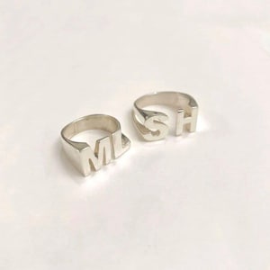 Anillo con iniciales, anillo con iniciales personalizado en plata de ley, anillo con letras talladas personalizado, anillo con nombre de 2 letras, anillos llamativos, letras de la A a la Z