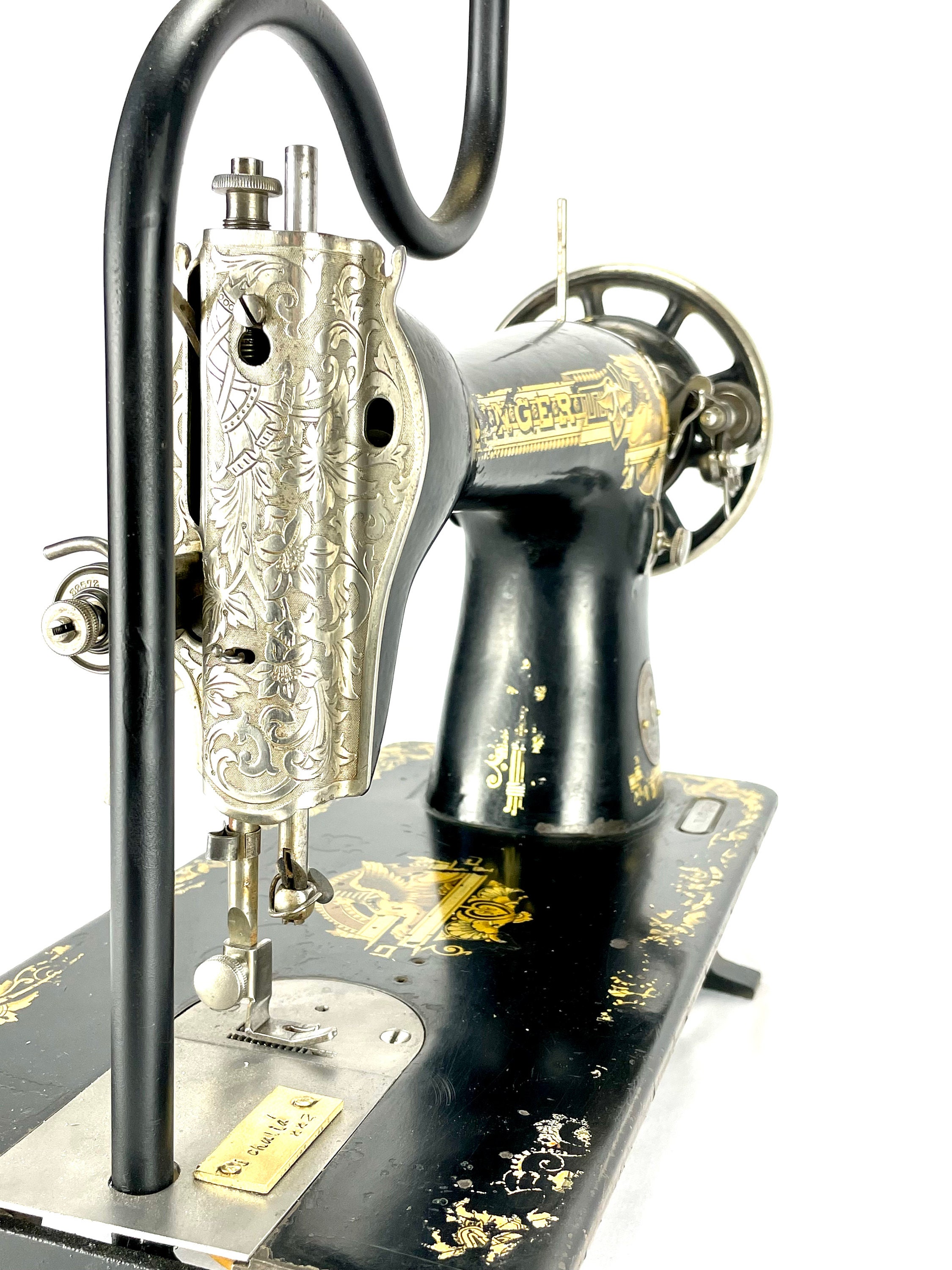 Unicas Lampara De Coser Antigua máquina de coser, Marca: Singer Lampara a  pedido. La cual ya estaba solo para decoración. La…
