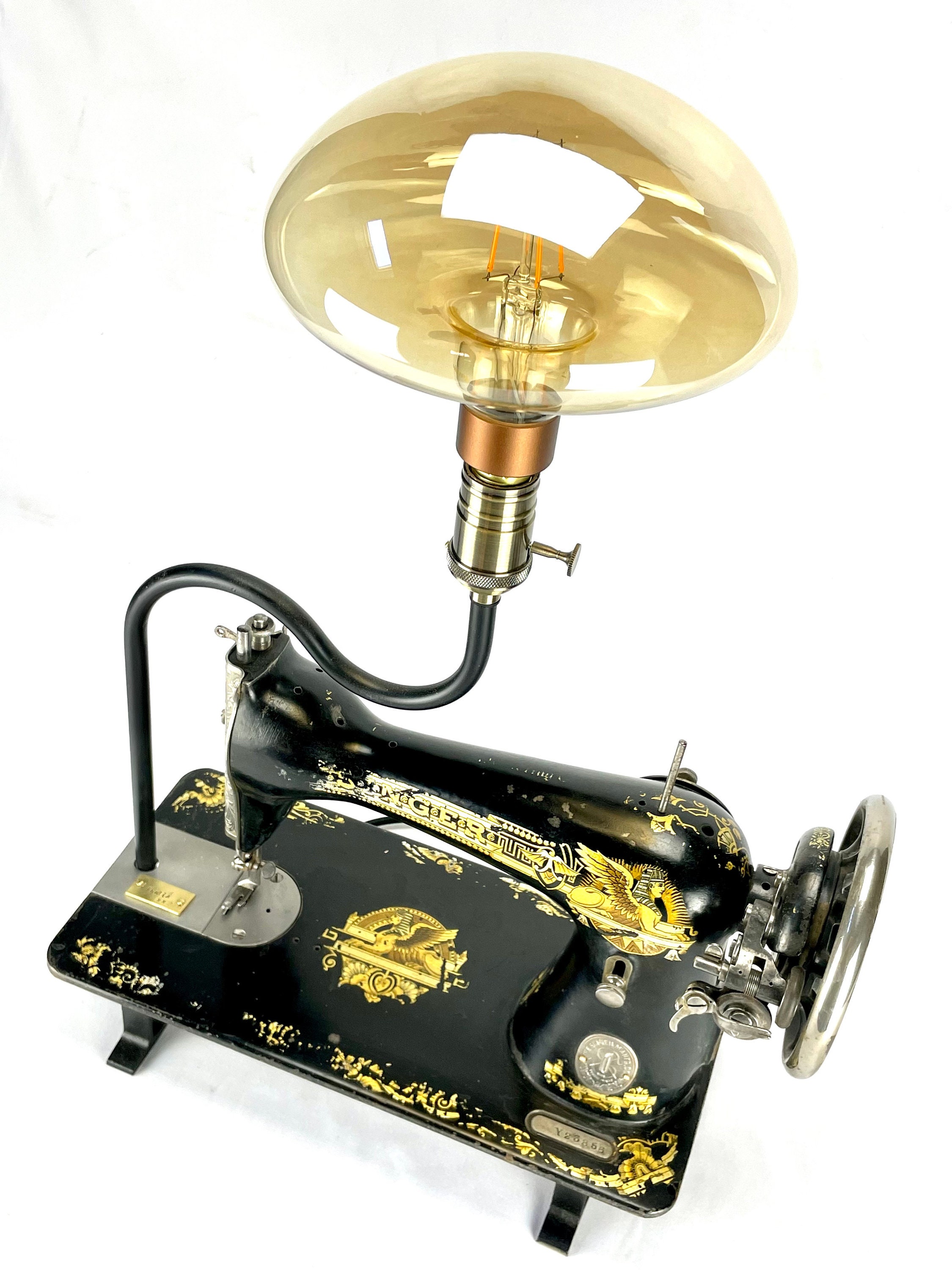 VINZZ Design - Máquina de coser Singer hecha lámpara. Con