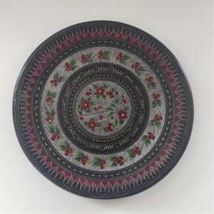 Piatto rotondo decorativo vintage nero e rosso con motivo floreale, fatto a mano, piatto in legno, piatto decorativo antico, piatto unico fatto a mano