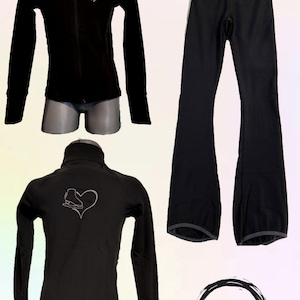 Könnte beinhalten: Schwarzes Eiskunstlauf-Outfit mit einer langärmeligen Jacke und einer Hose. Die Jacke hat einen Reißverschluss und ein Diamant-Logo auf der Vorderseite. Die Hose hat eine weite Beinweite und ein Logo auf der Rückseite. Die Jacke hat ein silbernes Herz und ein Eislaufschuh-Design auf der Rückseite.