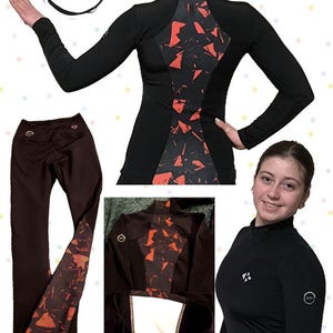 Könnte beinhalten: Schwarzes Langarmhemd mit einem roten und schwarzen geometrischen Muster auf dem Rücken. Das Hemd hat einen Stehkragen und ein kleines Logo am Ärmel. Das Hemd wird mit einer schwarzen Hose mit einem roten und schwarzen geometrischen Muster am unteren Ende kombiniert.