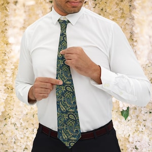 Stylish Paisley Necktie, Elegant Green Tie for Men, Formal Accessory, Gift for Weddings, Business Attire, Special Occasions