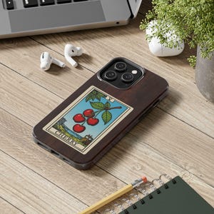 Kirsche Tarot Karte Handyhülle | Vintage Wood Aesthetic iPhone Cover, Cherry Fruit Art Design, Schützendes Hard Shell Case