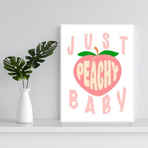 Trendy gewoon peachy baby print, retro afdrukbare digitale download, wall art decor, schattige kunst