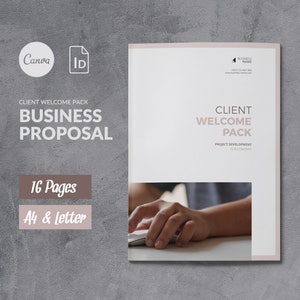 Op de afbeelding: Een wit en roze sjabloon voor een zakelijke voorstel met de tekst "CLIENT WELCOME PACK BUSINESS PROPOSAL" en "16 Pages A4 & Letter". Het sjabloon bevat een foto van een hand die een computermuis gebruikt.