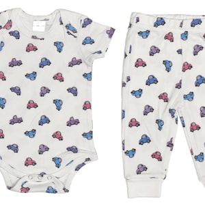Komplet dwuczęściowy dla dziewczynki z motywem ciężarówek i samochodów | Uroczy komplet z motywem ciężarówek i samochodów | Prezent na baby shower | Spersonalizowany komplet z nadrukiem | Komplet ze spodniami