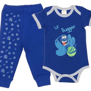 Può includere: Un completo per neonato blu con un body a righe blu e bianche e pantaloni blu. Il body ha un personaggio dei cartoni animati con il testo "Lil' Bugger".