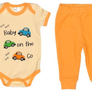 Baby on the Go Boys 2-częściowy zestaw Onesie | Uroczy Onesie z motywem samochodów | Prezent na Baby Shower | Body z nadrukiem | Dwuczęściowy zestaw Onesie i spodnie