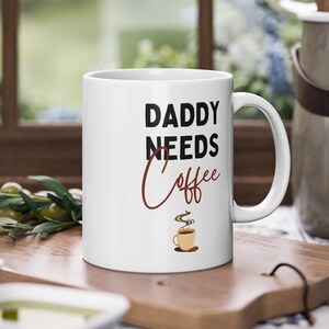 Papà ha bisogno di caffè, Tazza di ceramica Umorismo, Idea regalo Padre, Regalo Tazza di caffè Umorismo, Umorismo tazza tazza, Regali Papà Giorno