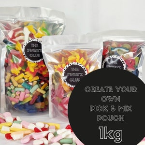 Könnte beinhalten: Drei transparente Beutel gefüllt mit bunten Gummibonbons. Jeder Beutel hat ein schwarz-weißes rundes Etikett mit der Aufschrift "THE SWEETZ CLUB". Der Text lautet "CREATE YOUR OWN PICK & MIX POUCH 1kg."