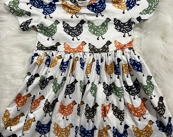 Robe à manches courtes avec motif poulet croisé